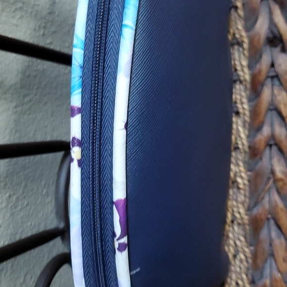 TAHARI Cosmetic Bag - Picture 2 of 2